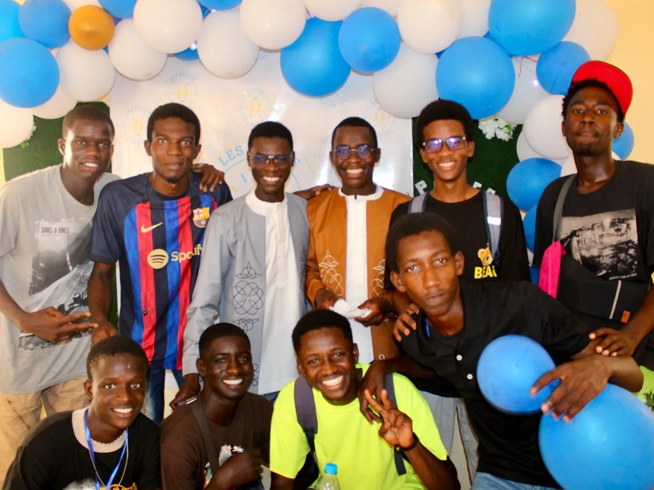 Groupe d'élèves de la promotion 2023, décor de ballons