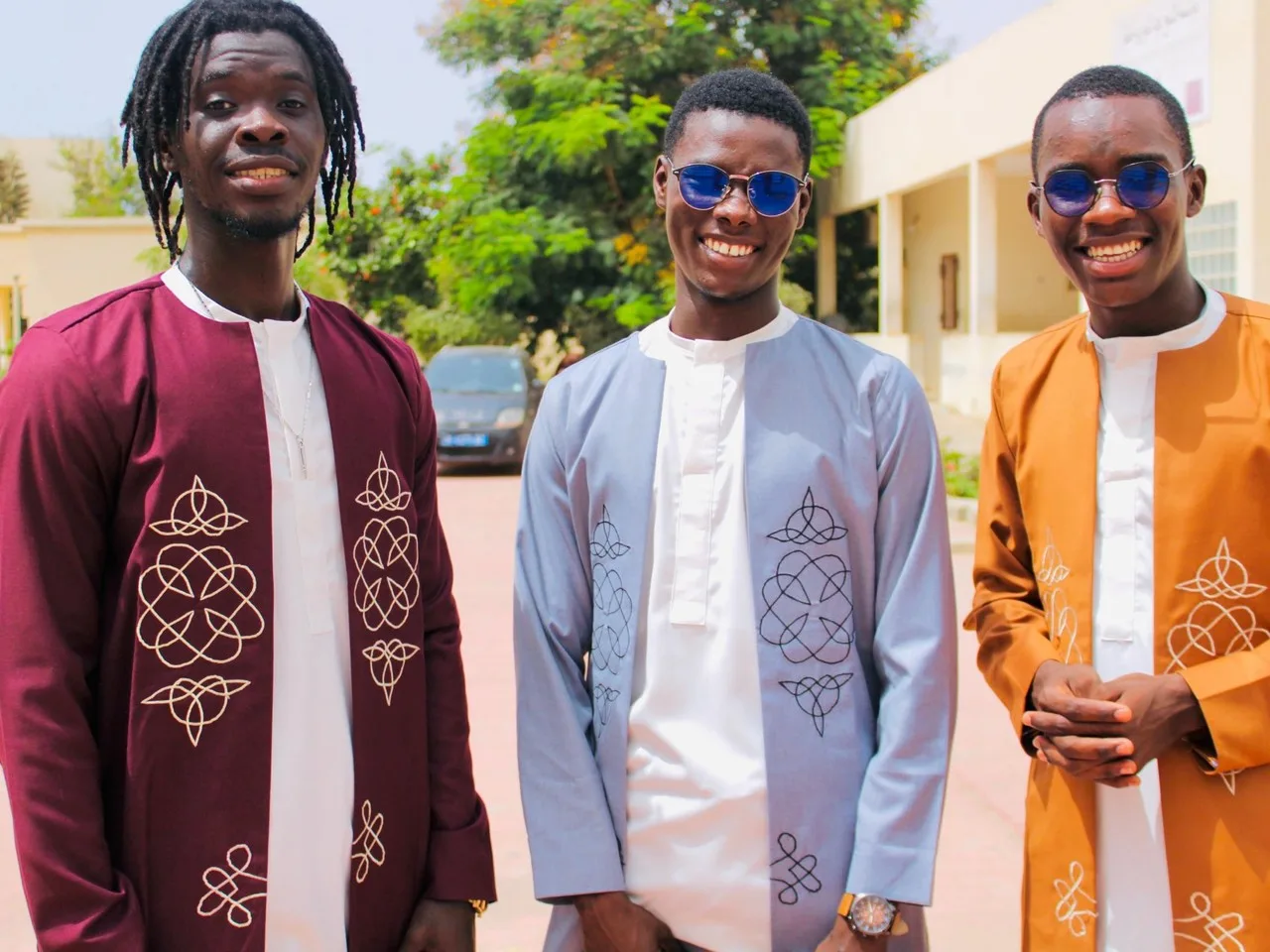 Trois élèves de la promotion 2023 en tenue traditionnelle