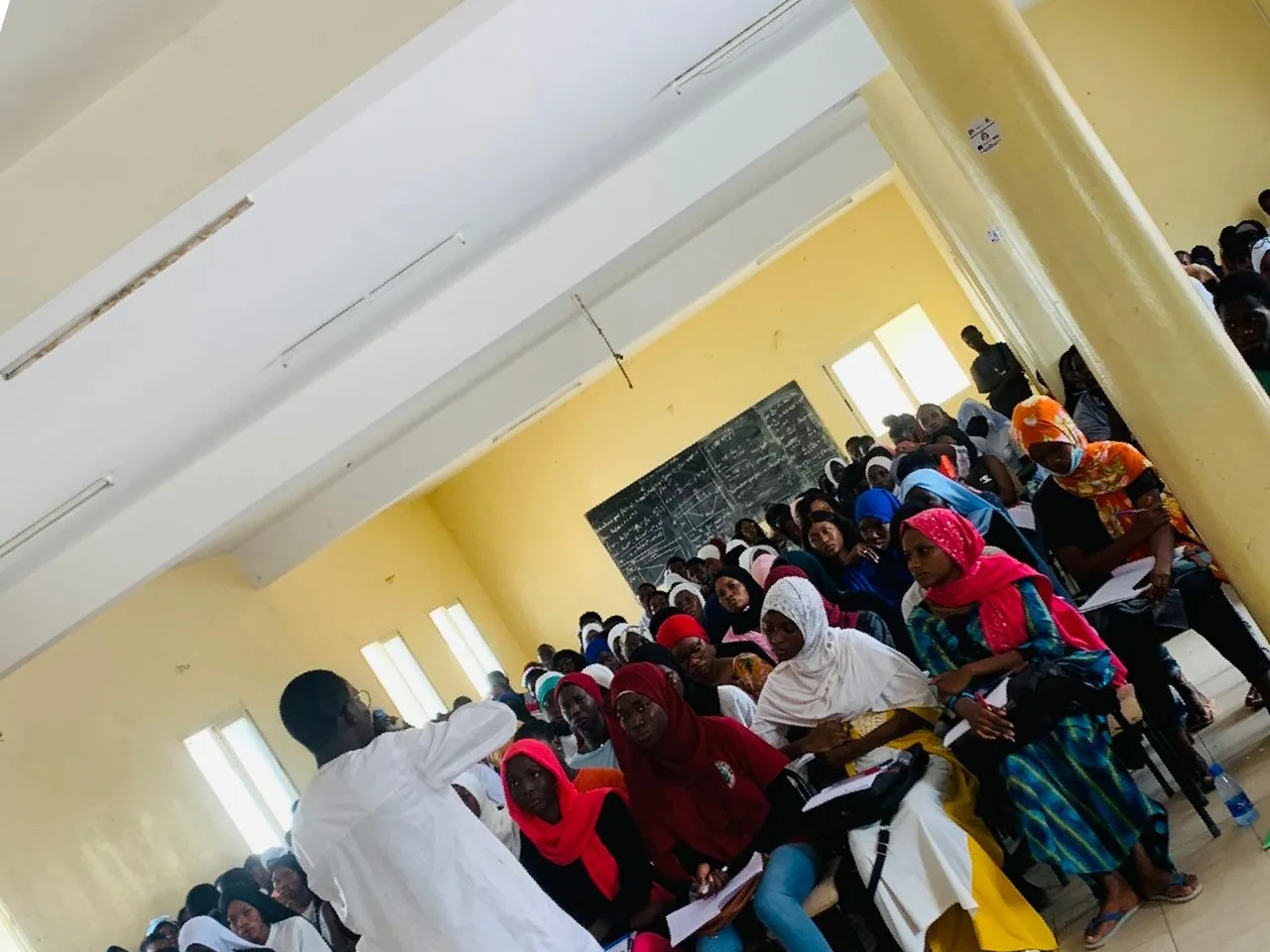 Salle comble pendant une séance de renforcement, promotion 2023