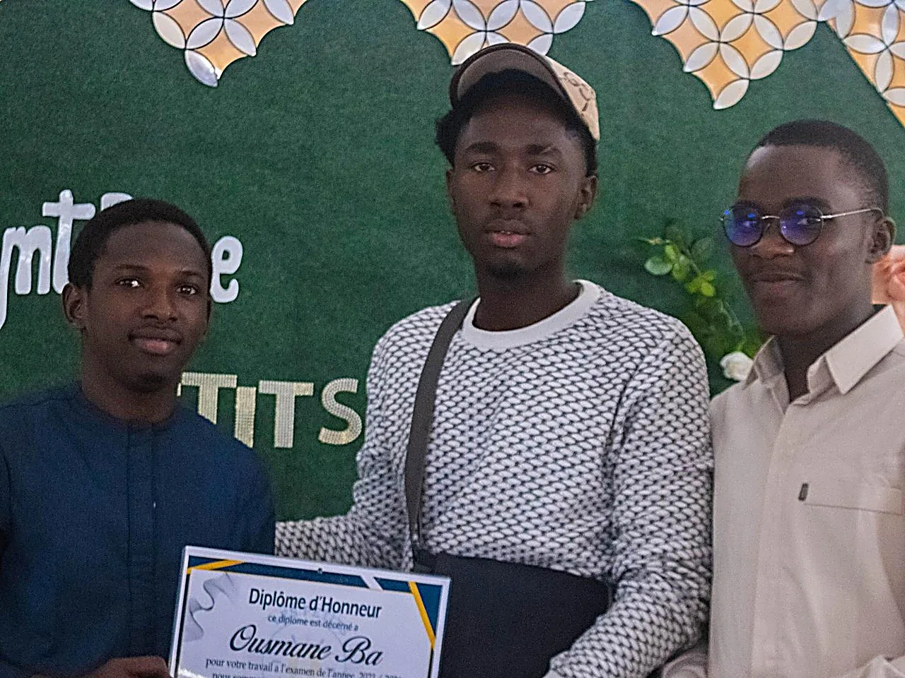 Remise du diplôme d'honneur à Ousmane Ba