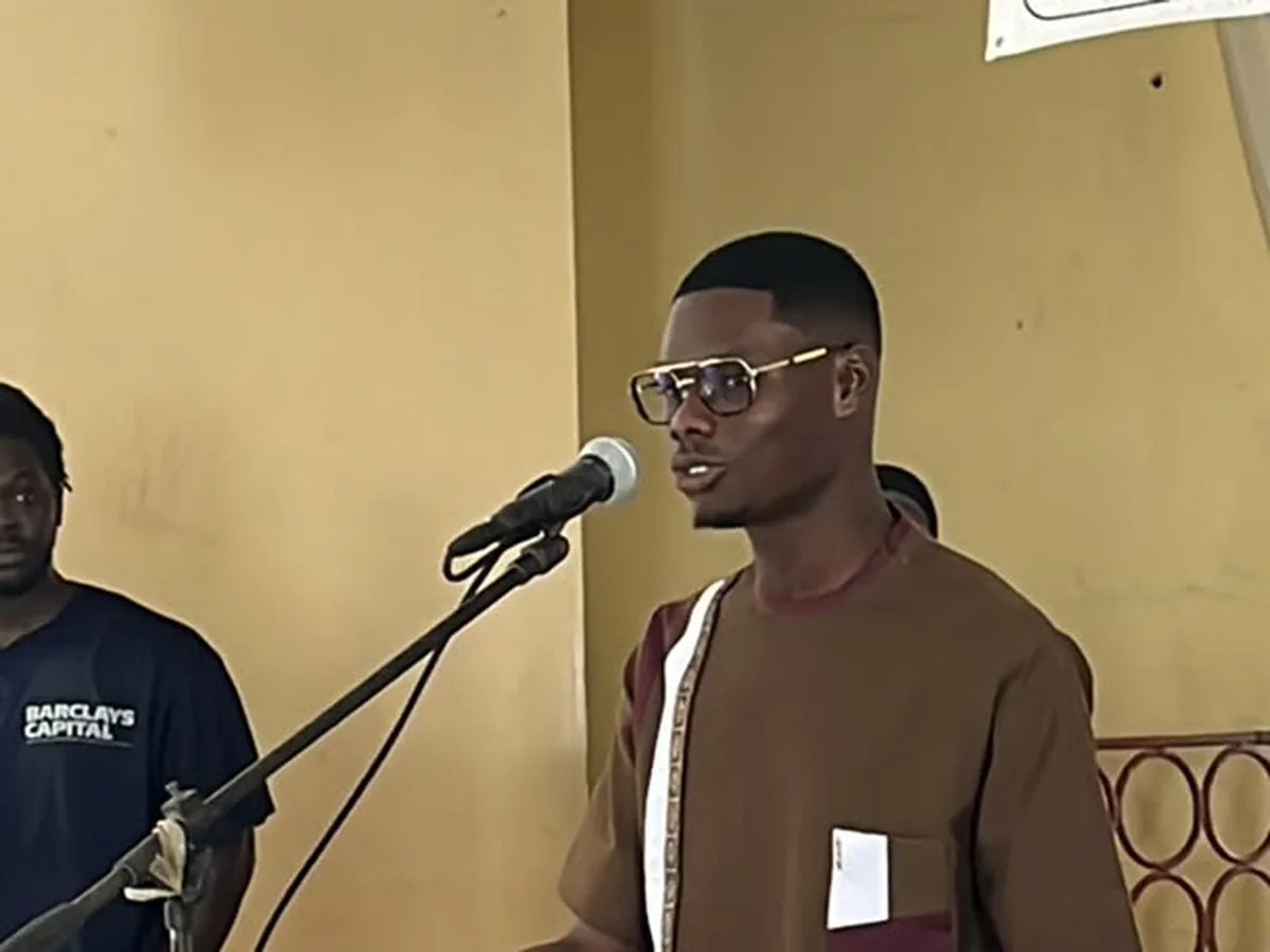 Intervenant au podium lors de la synthèse 2025