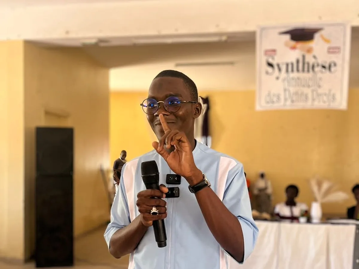 Présentation avec micro devant la bannière Synthèse annuelle