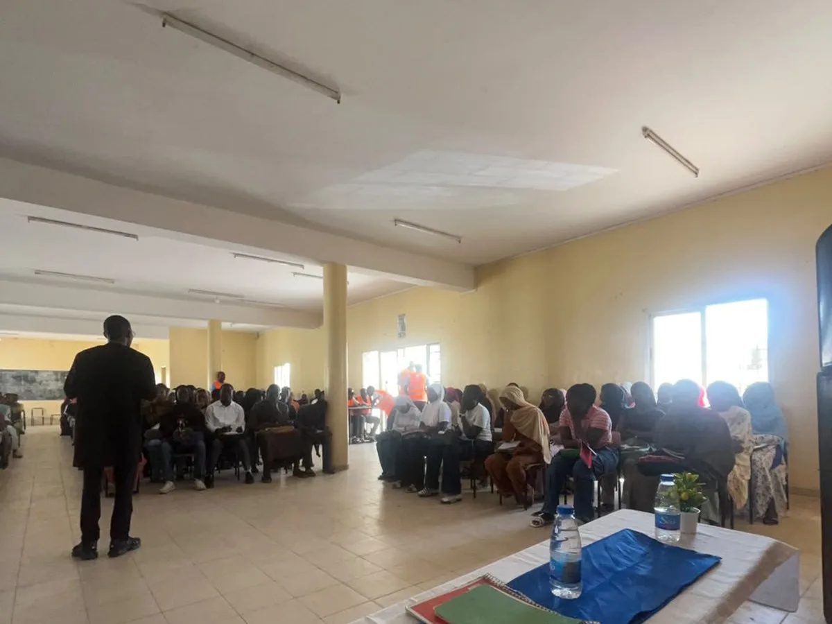 Vue de la salle depuis la table, intervenant debout